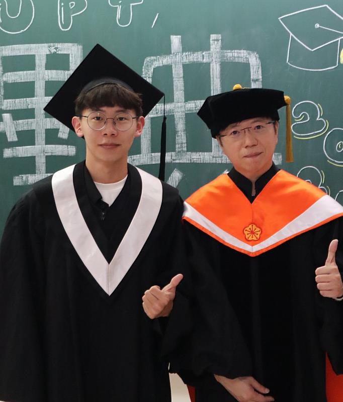 榮獲國考榜首的亞大物治系許力壬同學（左）與導師陳彥年（右）合影。