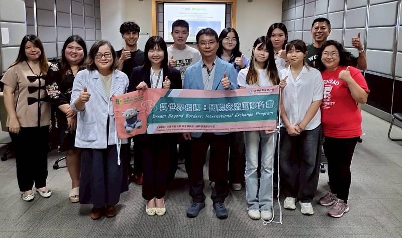 文藻外語大學深耕泰國高等教育交流，暑假期間由林耀堂副校長(前排中)率領師生，前往泰國交流並參加泰國教育展，收穫豐碩，圖為與曼谷大學交流。