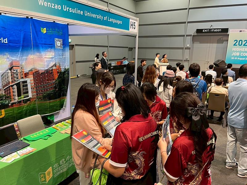 2025年泰國台灣高等教育展現場，文藻攤位吸引眾多泰國學生了解入學管道。