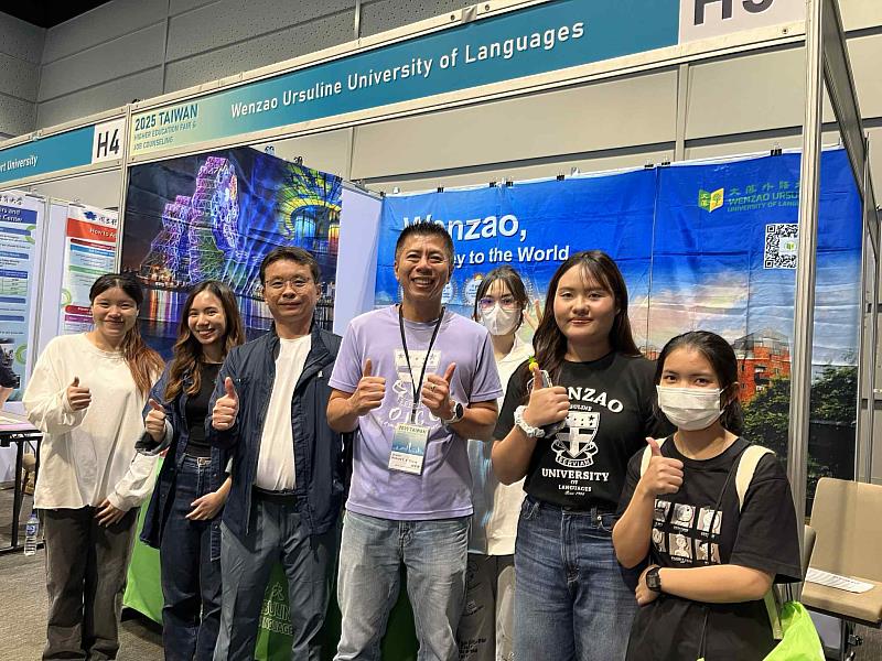 文藻畢業校友及交換生協助教育展活動