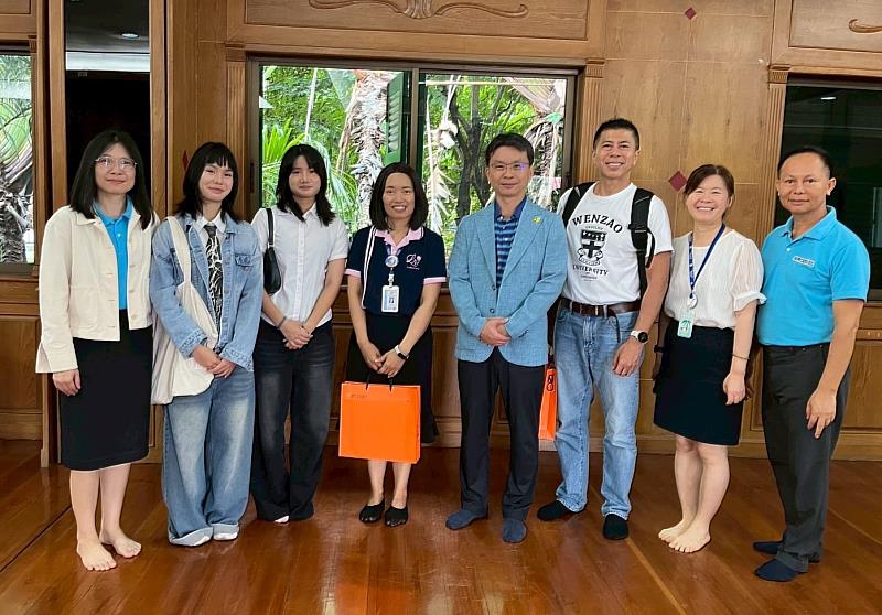 文藻團隊與清邁吳甦樂學校Regina Coelie College校長、教師合影