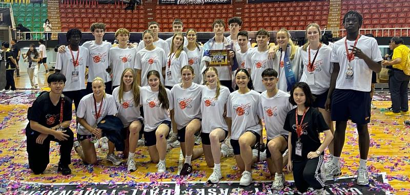 文藻外語大學翻譯系師生協助佛光盃大學籃球邀請賽翻譯，圖為大學部徐韻淳（前排右1）擔任維多利亞洲隊英文領隊。