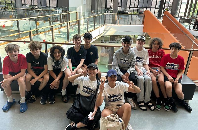 翻譯系碩士班孫筱媛（右）與李謦芳（左）擔任TARO盃加拿大隊隨行翻譯