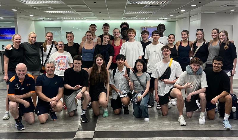 翻譯系大學部徐韻淳（右4）擔任佛光盃維多利亞洲隊英文領隊