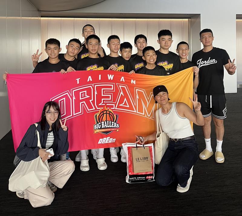 翻譯系碩士班孫筱媛（右）與陳美優（左）擔任台灣籃球俱樂部Big Ballers赴日隨行翻譯領隊