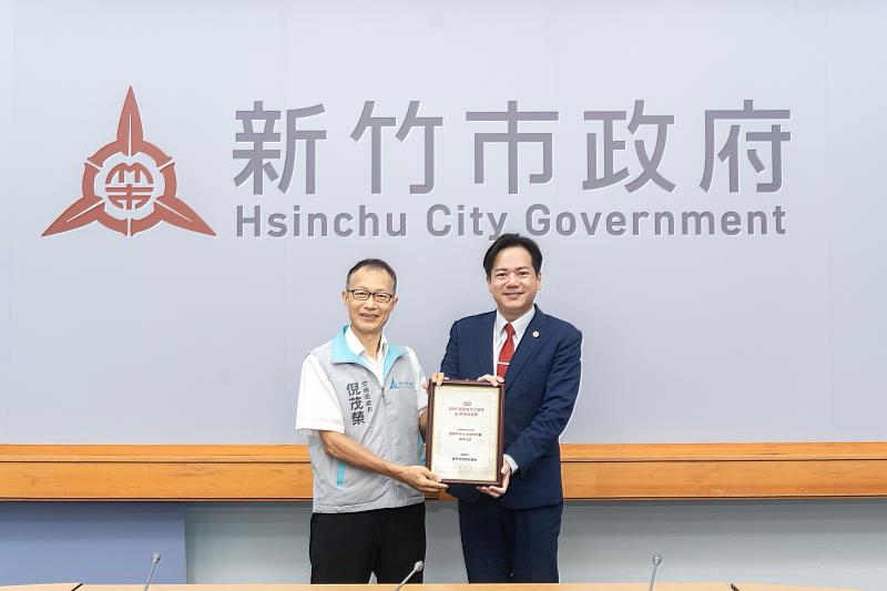 新竹市智慧停車柱奪AI應用卓越獎，交通處今日於市務會議中獻獎。