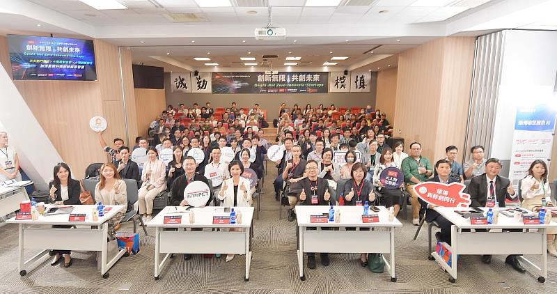 一、遠傳新創加速器第四期招募計畫熱烈開跑！前三期已成功輔導超過40家新創事業，遠傳與新創合作共創商機逾2.3億。遠傳總經理井琪（前排左4）、國家發展委員會副主委詹方冠（前排左5）。