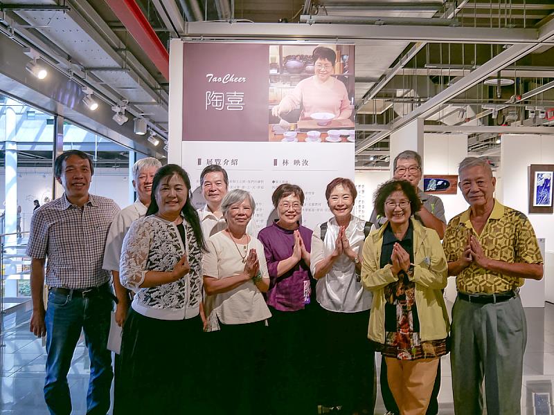溫暖合影中洋溢著喜悅笑容，藝術與音樂的交流，讓這個中秋連假午後格外動人。