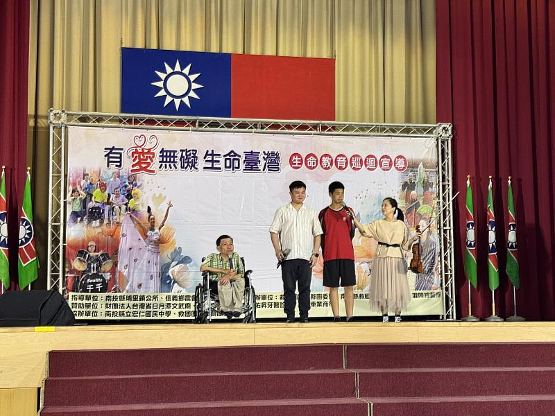 宏仁國中同學上台互動