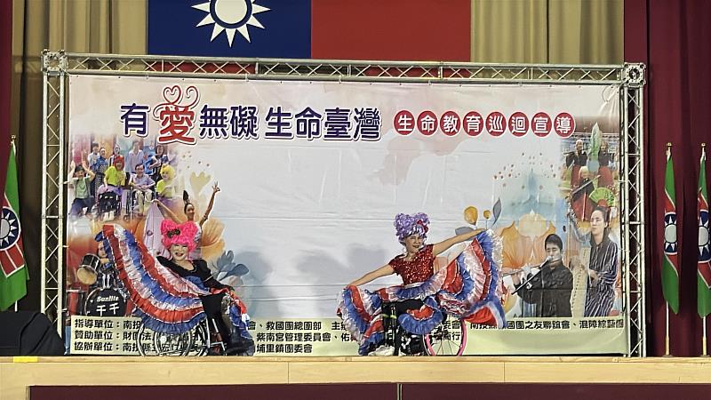 混障綜藝團團員劉麗紅、黃千芸表演輪椅康康舞