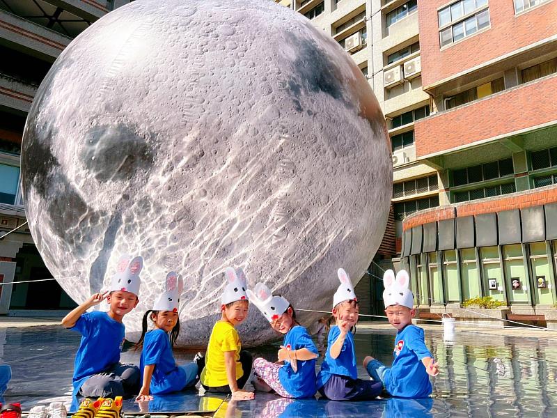 伸手可及的月亮，讓朝陽附設幼兒園的孩子們十分驚喜。
