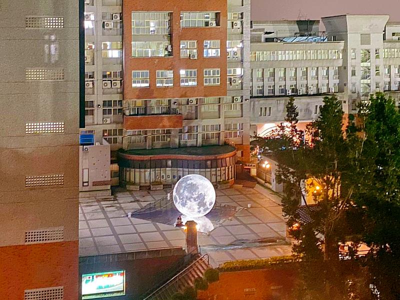 建築系學子透過中秋快閃裝置藝術，創造出能與觀眾互動、並與場域對話的藝術體驗。-2