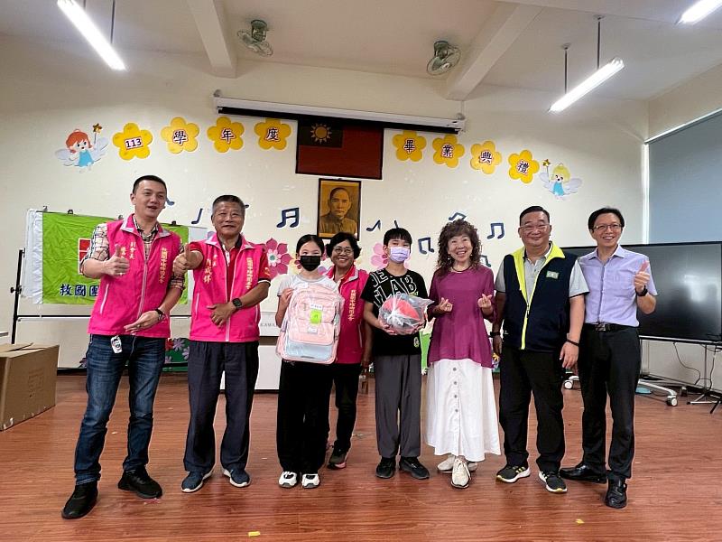 嘉義縣中埔鄉民代表會何韻定主席頒贈圓夢禮物合影(沄水國小)