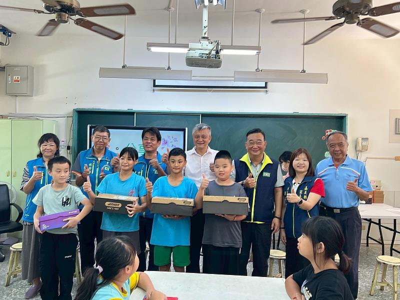 嘉義縣家長協會劉芳君理事長頒贈圓夢禮物合影(黎明國小)