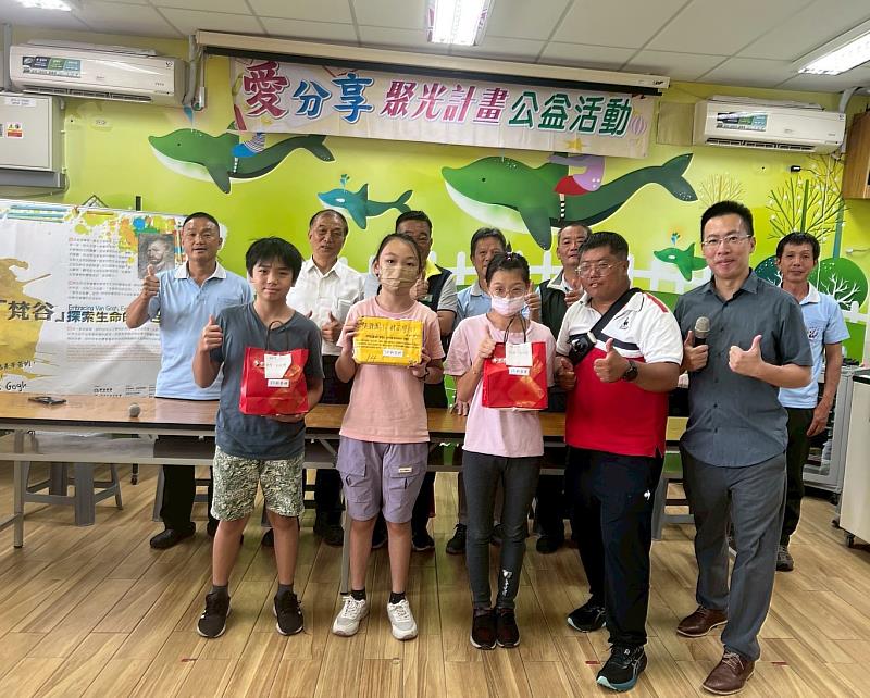 超音速運動生活館蔡宗翰經理頒贈圓夢禮物合影(桃源國小)