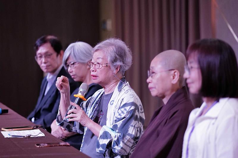綜合座談由靈鷲山全球百八觀音文化總會會長陳國寧（中）主持。（圖由靈鷲山佛教教團提供）