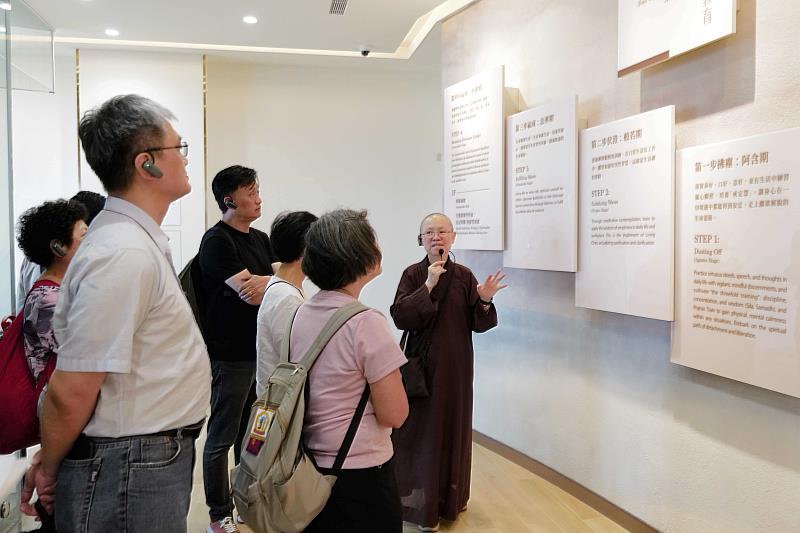 參加第7屆觀音文化國際論壇的貴賓分組參觀福城。（圖由靈鷲山佛教教團提供）