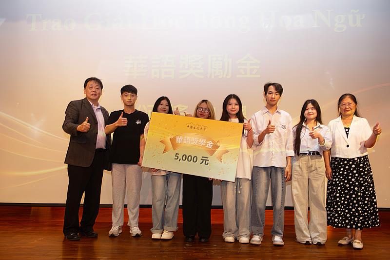 文化大學王子奇校長親頒獎學金，勉勵國際專修班學生努力向學，迎接全新旅程。