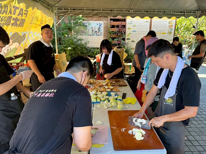 景文科大鍋鏟超人出動,以食物溫飽力量支持馬太鞍災區復原工作