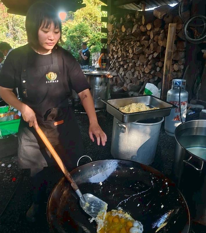 景文科大鍋鏟超人出動,以食物溫飽力量支持馬太鞍災區復原工作
