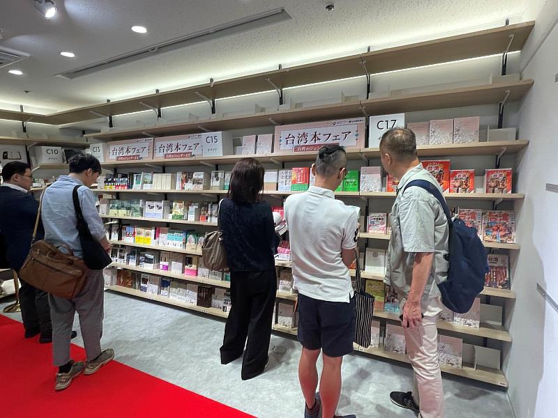 參觀臺灣月書展的民眾（臺灣文化中心提供）