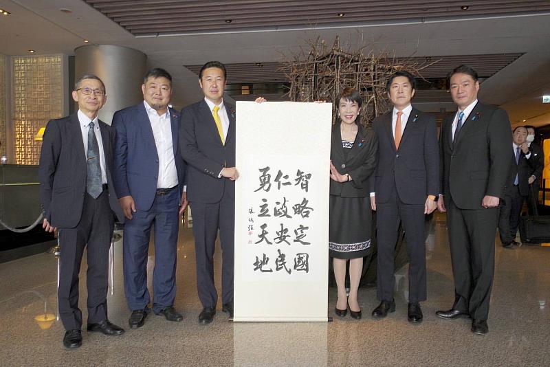 高市早苗成為自民黨首位女黨魁(右3),珍藏由張炳煌教授書寫的墨寶,見證臺日情誼。(圖/淡江大學提供)