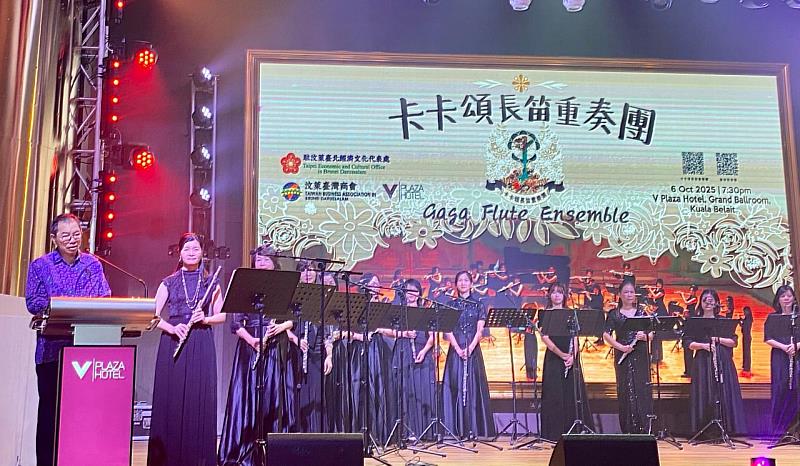 駐汶萊代表處蕭勝中大使（左）於馬來奕中秋音樂會致詞