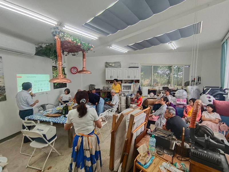 科系梁弘人主任主講「食品安全；如何正確選購醬油」講座，介紹醬油製作過程