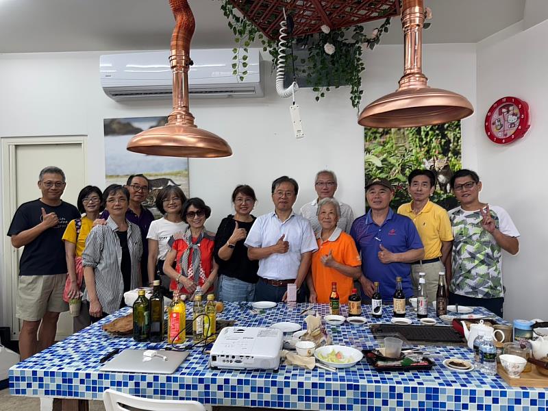 食科系梁弘人主任與微風之丘社區居民合影
