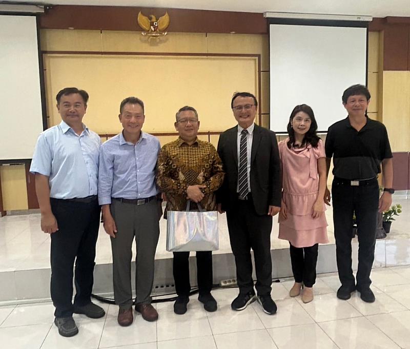 張傳育校長帶領行政團隊與印尼伊斯蘭大學校長合影