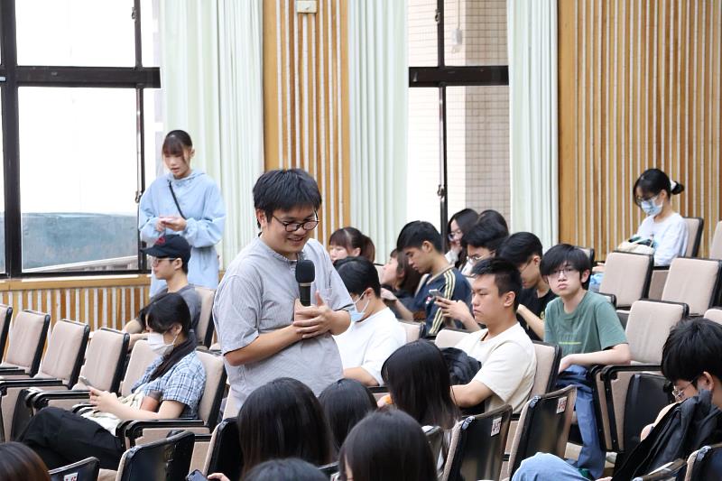 南大吳明錡老師引導同學分享經驗，激發多元思考。