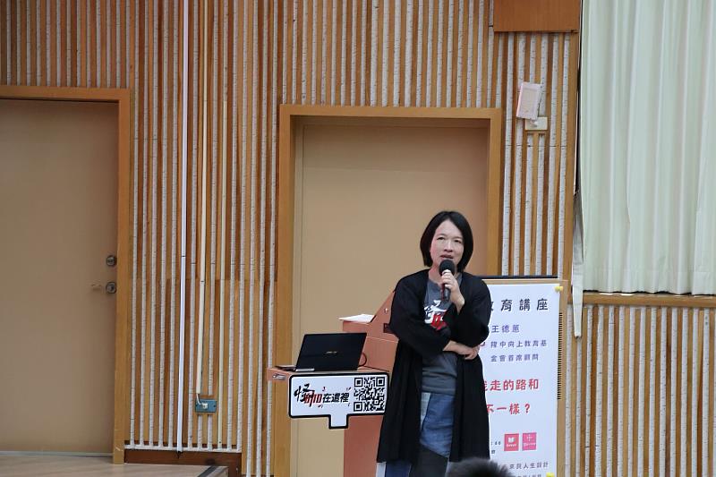 隆中向上教育基金會王德蕙顧問於南大講座分享「與眾不同」的人生價值。