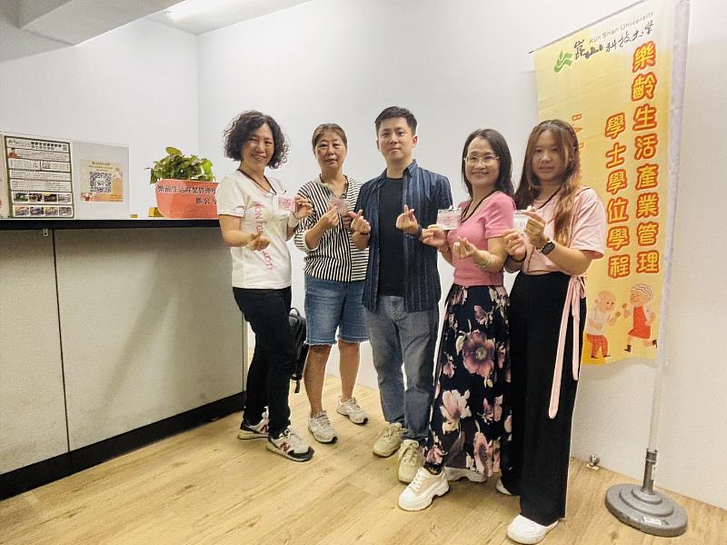 樂活學程學生林家卉（左起）、胡美滿、林羽宣（右1）、陳巧慧（右2）考取家關員證照，與系主任黃毅晨（中）合影