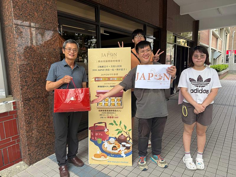 畢製團隊「暖暖堡」舉辦中秋節商品試吃活動，與親臨現場購買的師長合影