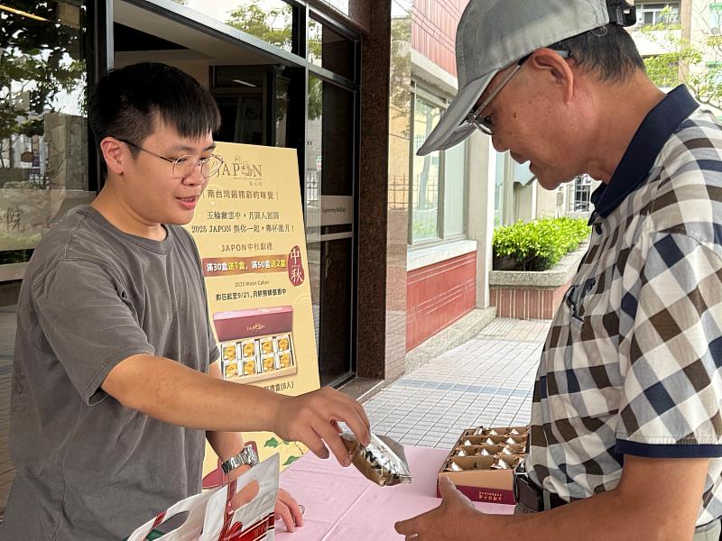 「暖暖堡」團隊成員陳柏翰於活動現場向師長介紹業主特色米香產品，透過實地交流展現品牌理念與在地食材的創新應用