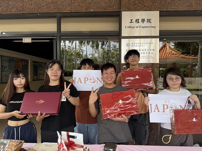 公廣系畢業製作團隊 「暖暖堡」協助高雄在地烘焙品牌「JAPON點心坊」快閃校園販售節慶禮盒