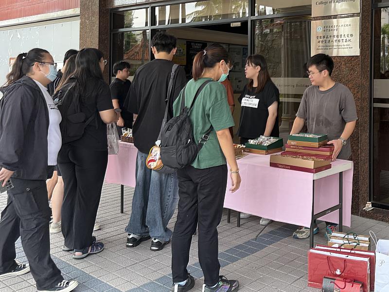 活動吸引多位師生駐足購買