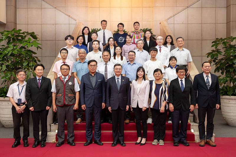 淨零綠領人才培育課程成績優異學員崑大班吳睿隆（第3列左1）、盧錞邑（第4列右1）與行政院長卓榮泰（前排中）、環境部長彭啟明（前排左4）等人合影