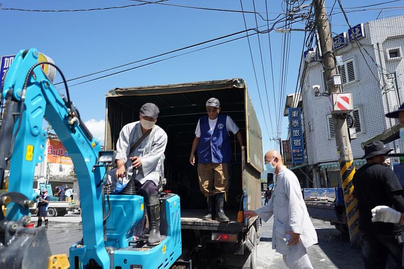 華藏淨宗弘化基金會特地調派小型怪手進行清淤除泥，協助居民改善環境