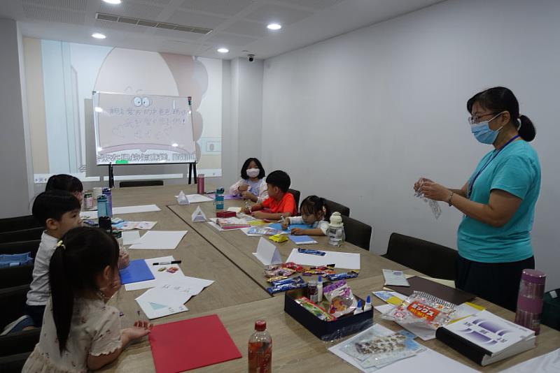 老師規劃課程請小朋友寫下對爸媽說的話