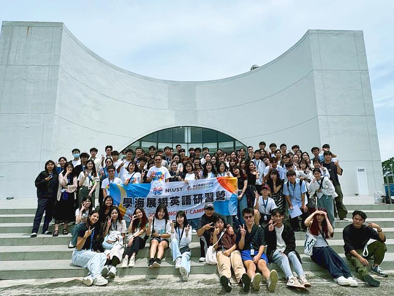 高科大今（2025）年學海展翅計畫於暑假期間7、8月一共派出2團、合計247人參加，2018年開辦以來以獎助將近千人參與學海展翅計畫，補助總金額超過2千萬元。圖為2025年8月出團的學生結業後合影留念。2026年1月份高科大將加開一團學海展翅營隊，近期正在校內辦理說明會。