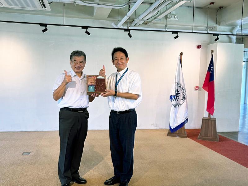 國立高雄科技大學的全英語學習營隊「學海展翅」計畫從2018年開辦至今，前後一共與10所學校合作過，近年選上環境新穎、課程俱佳的姊妹校拉普拉宿霧國際大學 (Lapu-Lapu Cebu International College, LCIC)。2024年首次與LCIC合作時，校長楊慶煜(圖左)特地利用營隊時間前往當地訪視營隊學生。