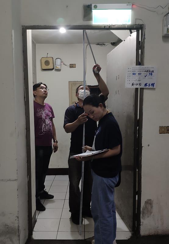 竹市府持續推動老舊公寓防火門補助。