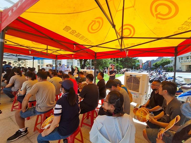 永慶加盟四品牌貼心搭建遮陽帳棚，為熱心捐血民眾提供等待場地。（永慶房產集團提供）