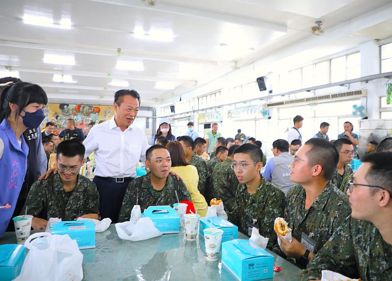 翁章梁偕各界代表探視縣籍役男，勉勵精進軍事訓練