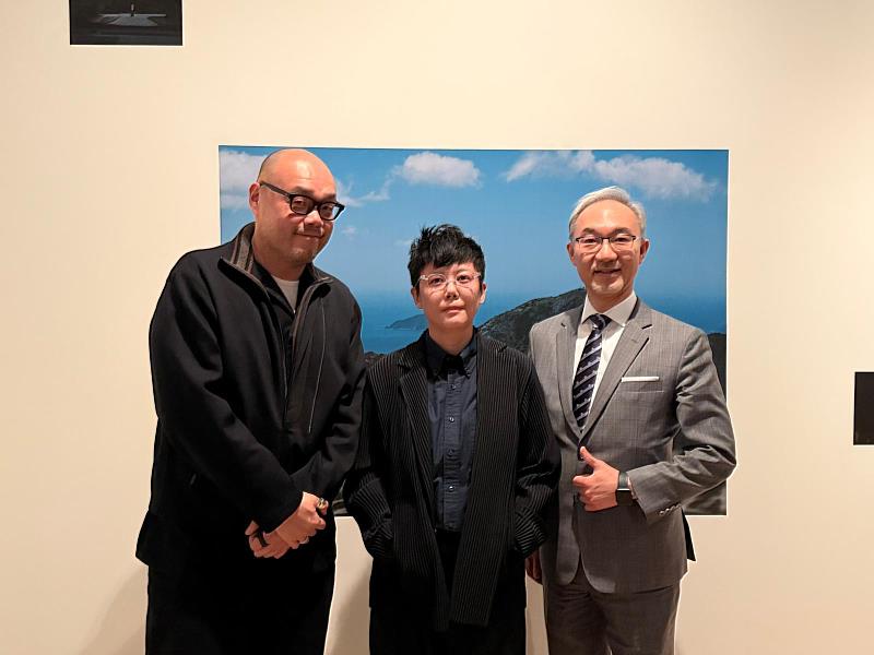 駐英國代表處姚金祥大使（右）特別出席預展向藝術家李奧森（中）及策展人馬容元（左）致意（駐英代表處文化組提供）