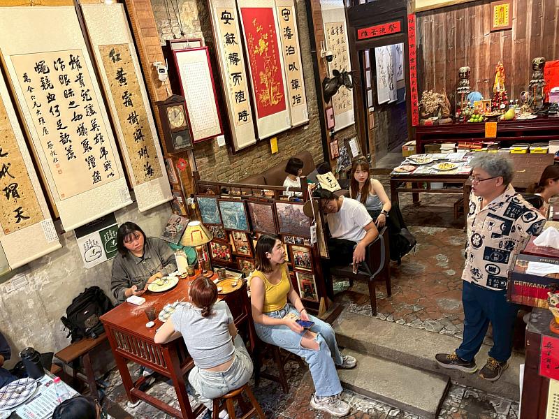 南華大學辦理至「鹿鹿鬆餅屋」參訪，學生聆聽百年古厝建築的修繕過程與空間規劃理念。