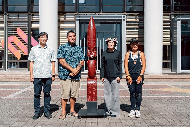 南島航海文化連結 星空羅盤雕刻柱Pou Haere致贈臺東