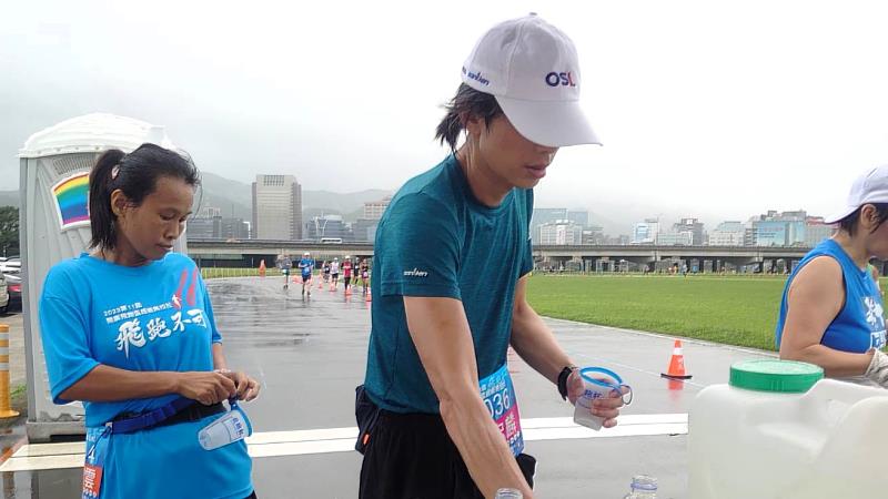 「環保飛跑杯」,鼓勵跑者在賽場上重複使用。