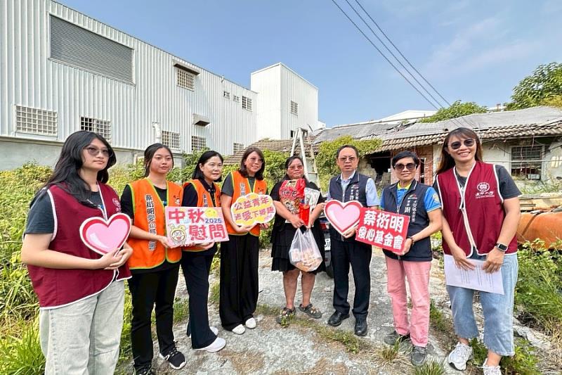 逢甲大學師生再度與蔡衍明愛心基金會攜手合作於9月2日走入台中市大安區，展開「公益青年送愛下鄉趣」中秋慰問活動。